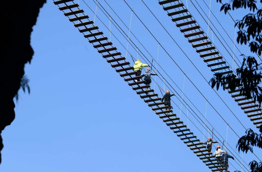 湖北宣恩：&ldquo;戶(hù)外探險&rdquo;過(guò)大年