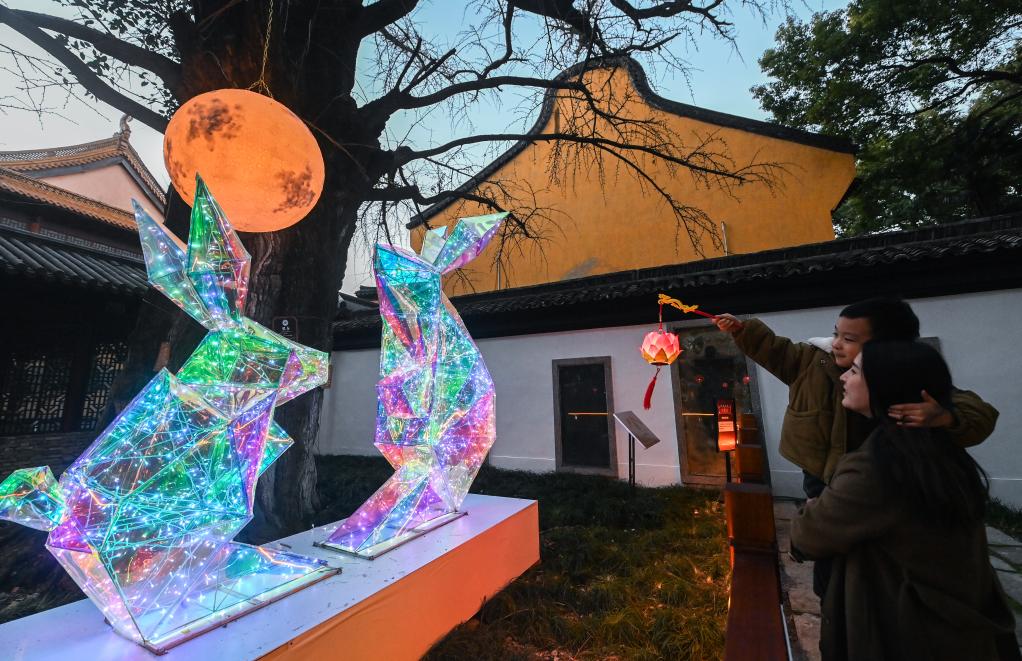 新華全媒＋｜江南古鎮百年元宵民俗&ldquo;鰲山燈會(huì )&rdquo;亮燈