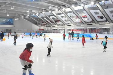 新華全媒+丨雙奧場(chǎng)館里過(guò)大年——新春佳節在“冰立方”感受冰上運動(dòng)魅力