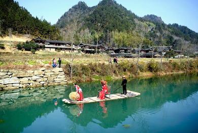 古寨蕩碧波 新春游客樂(lè )