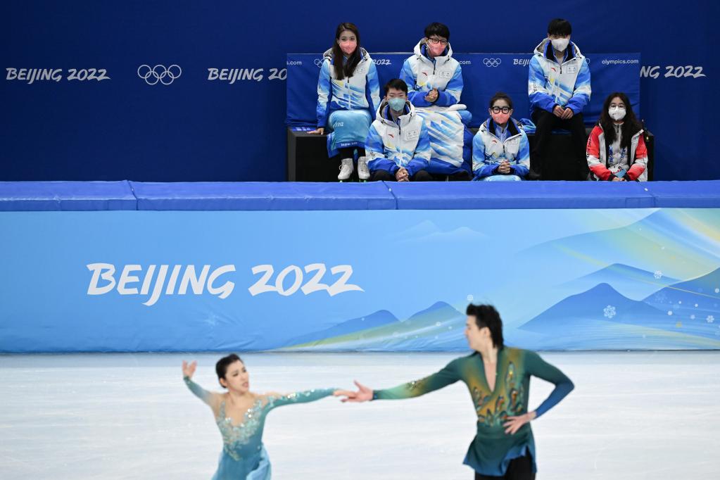 新華全媒+丨能滑冰會(huì )補冰，這個(gè)志愿者現在教滑冰