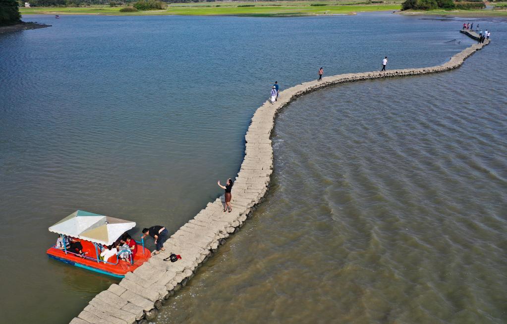 ?？诎倌?ldquo;蛇橋&rdquo;浮春水