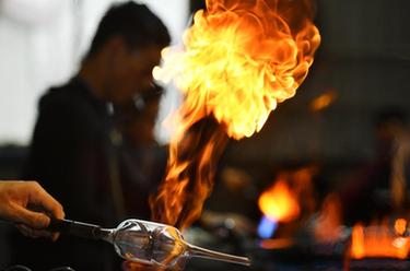 &ldquo;中國工藝玻璃之都&rdquo;新年產(chǎn)銷(xiāo)旺