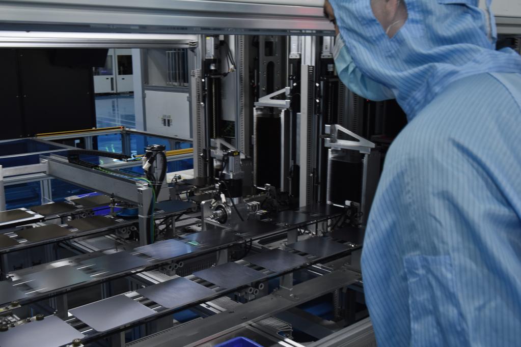 新華全媒+丨需求旺 生產(chǎn)忙&mdash;&mdash;走進(jìn)高原古城光伏產(chǎn)業(yè)車(chē)間