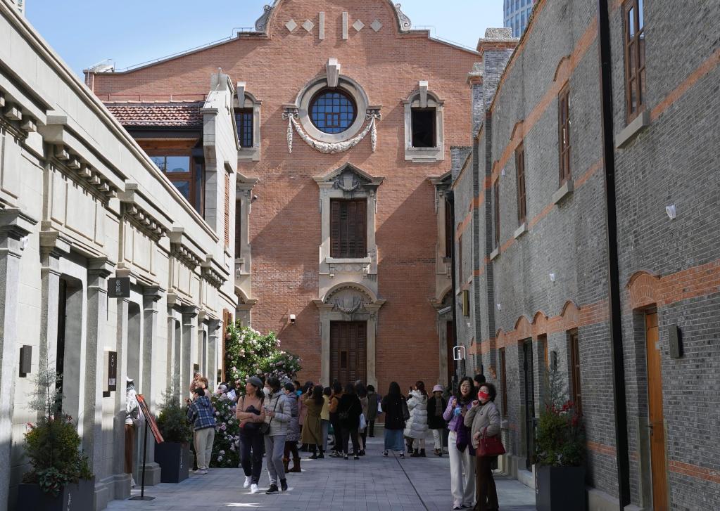 新華全媒+丨&ldquo;穿越&rdquo;人氣地標 &ldquo;打卡&rdquo;活力上海