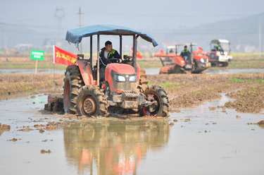 新華全媒+丨農機&ldquo;比武&rdquo;備春耕