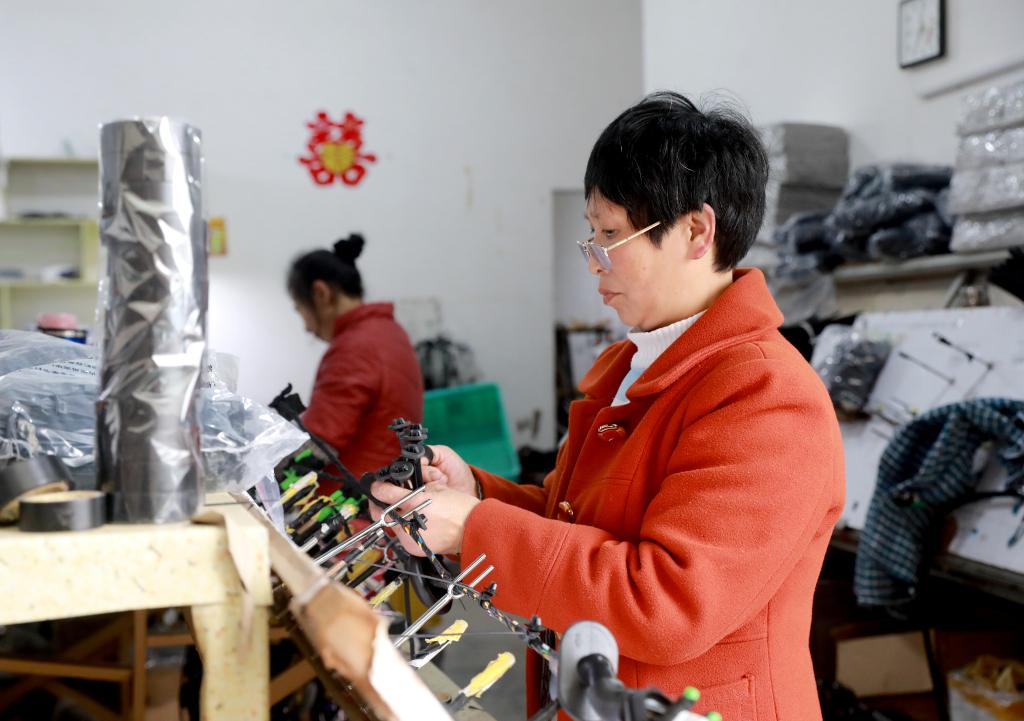 四川華鎣：鄉村&ldquo;微車(chē)間&rdquo; 圓就業(yè)夢(mèng)