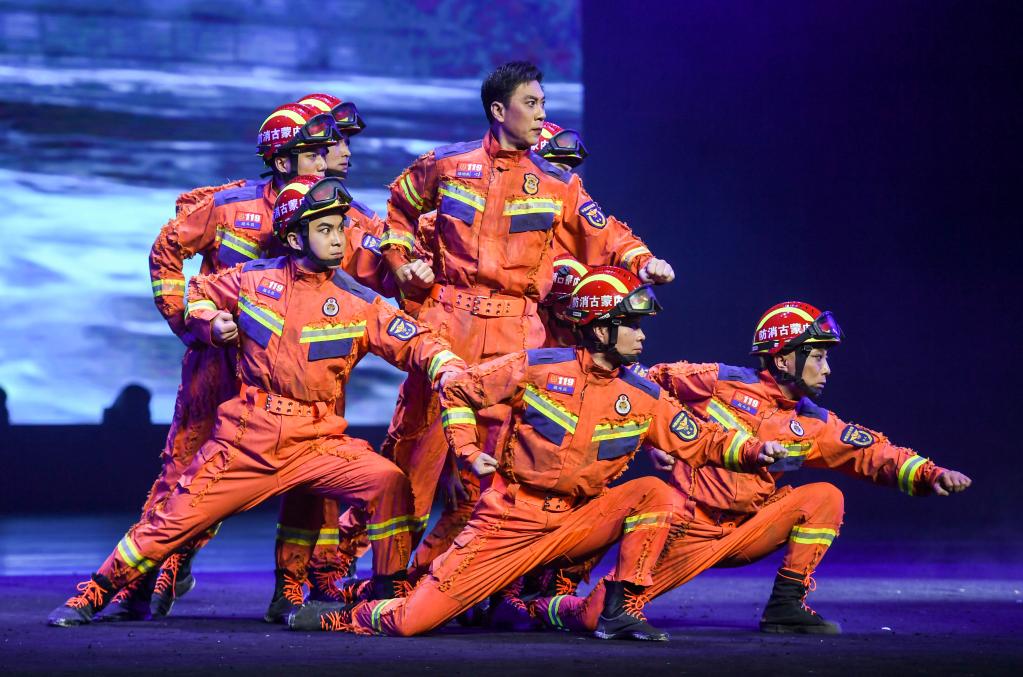 現代京劇《火焰藍&mdash;&mdash;情撼山河》在呼和浩特上演