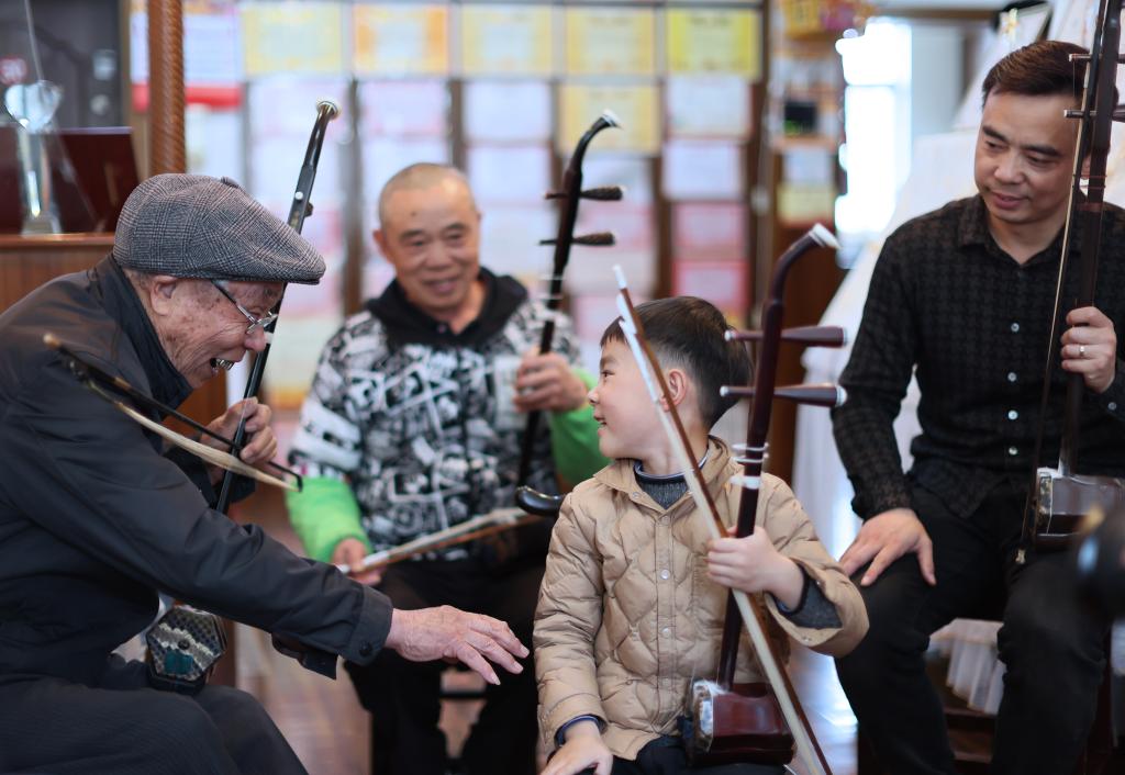 新華全媒+｜祖孫四代情迷二胡　民樂(lè )涵養優(yōu)良家風(fēng)