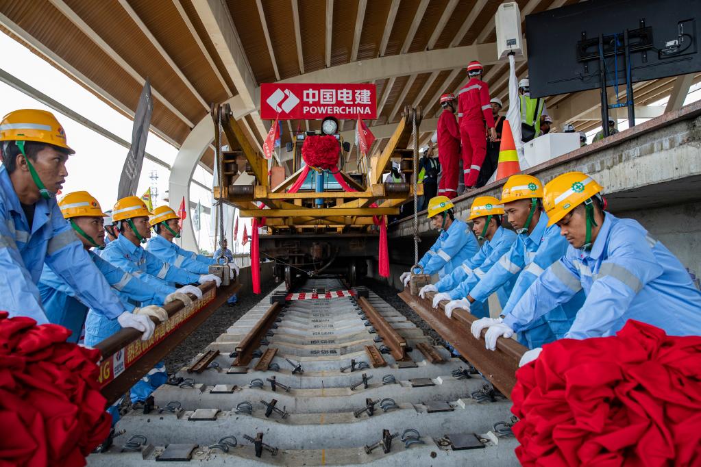 雅萬(wàn)高鐵全線(xiàn)軌道鋪設完成