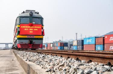 首班陸海新通道跨境鐵公聯(lián)運班列(重慶—瑞麗—緬甸)成功開(kāi)行