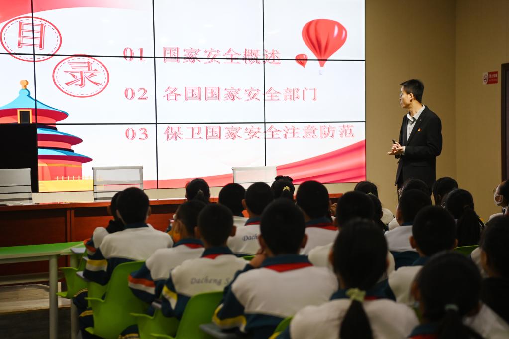 新華全媒+丨主題班會(huì )、禁毒宣傳、安全講座&mdash;&mdash;全民國家安全教育日活動(dòng)進(jìn)校園