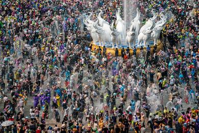 西雙版納：萬(wàn)人歡度潑水節