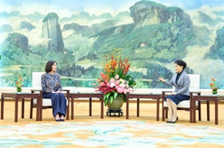 彭麗媛會(huì )見(jiàn)加蓬總統夫人西爾維婭