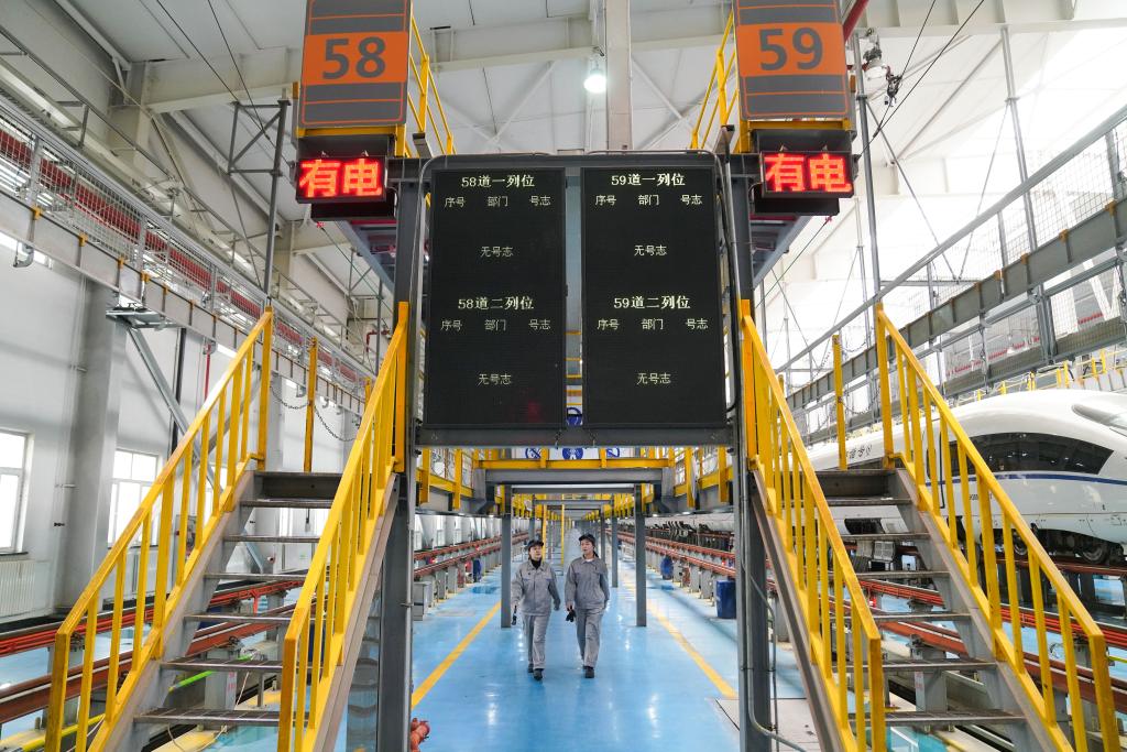 動(dòng)車(chē)組&ldquo;機械女團&rdquo;：駐守檢修一線(xiàn) 綻放青春芳華