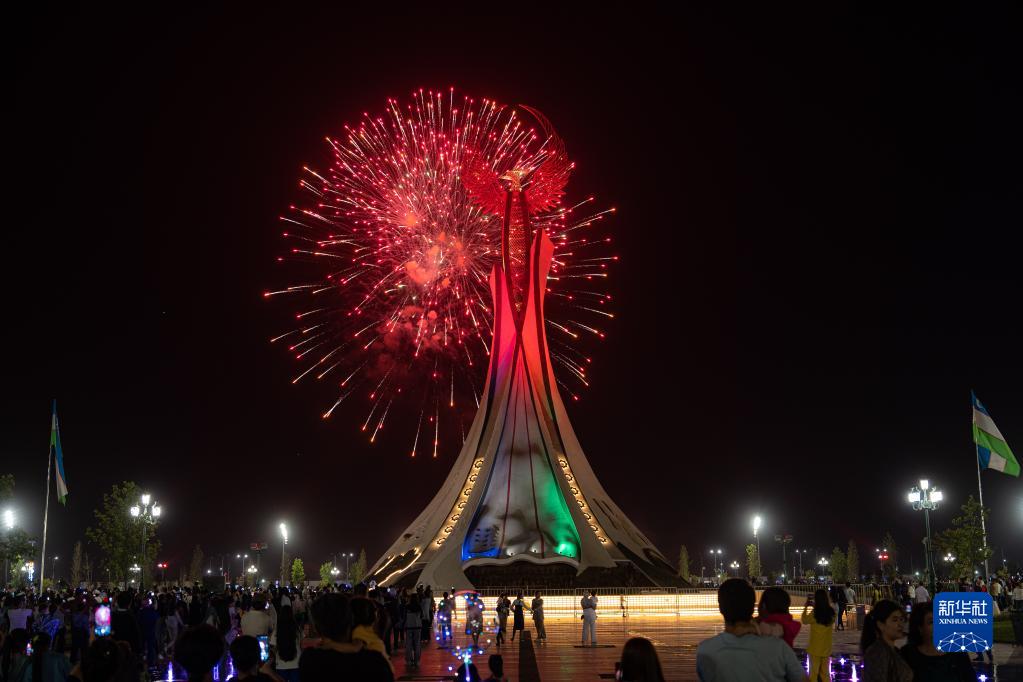 烏茲別克斯坦塔什干燃放煙花慶祝&ldquo;紀念和榮譽(yù)日&rdquo;