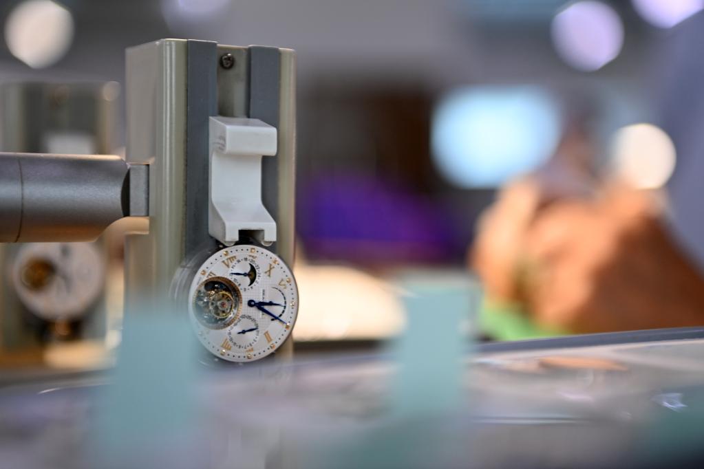 新華全媒+｜&ldquo;手腕上&rdquo;的精尖制造：探訪(fǎng)新中國第一塊手表誕生地