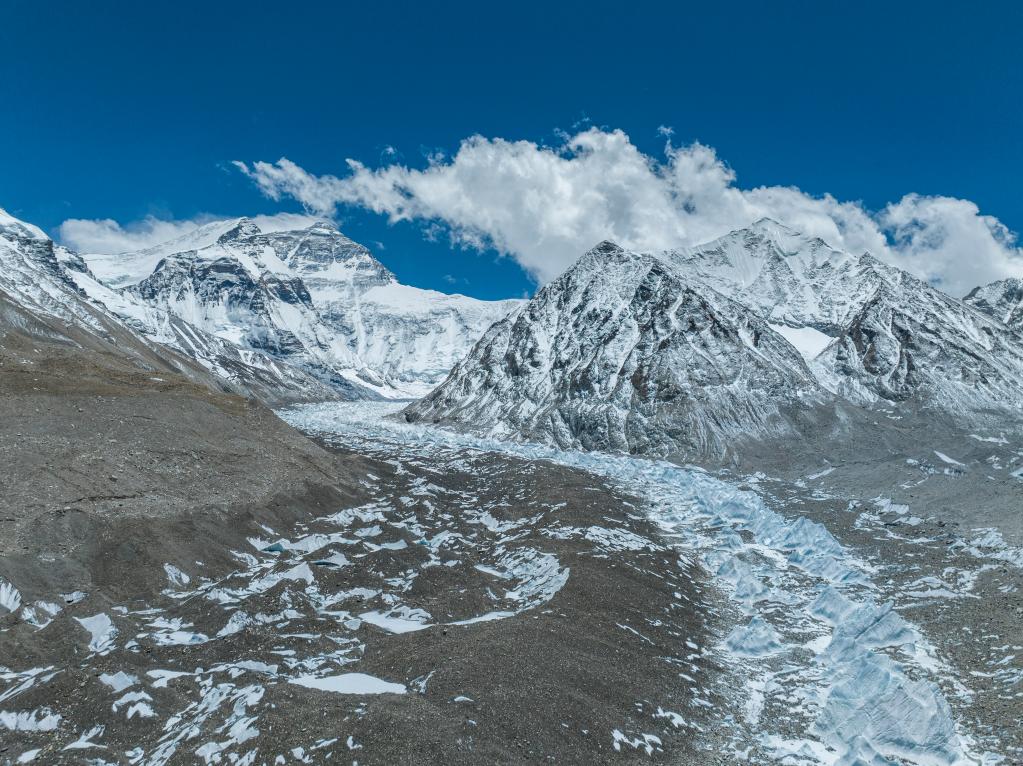 新華全媒+丨現場(chǎng)直擊！零距離感受珠峰腳下的冰川