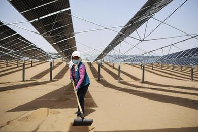 &ldquo;板上發(fā)電 板下種草&rdquo;&mdash;&mdash;光伏治沙打造&ldquo;經(jīng)濟綠洲&rdquo;