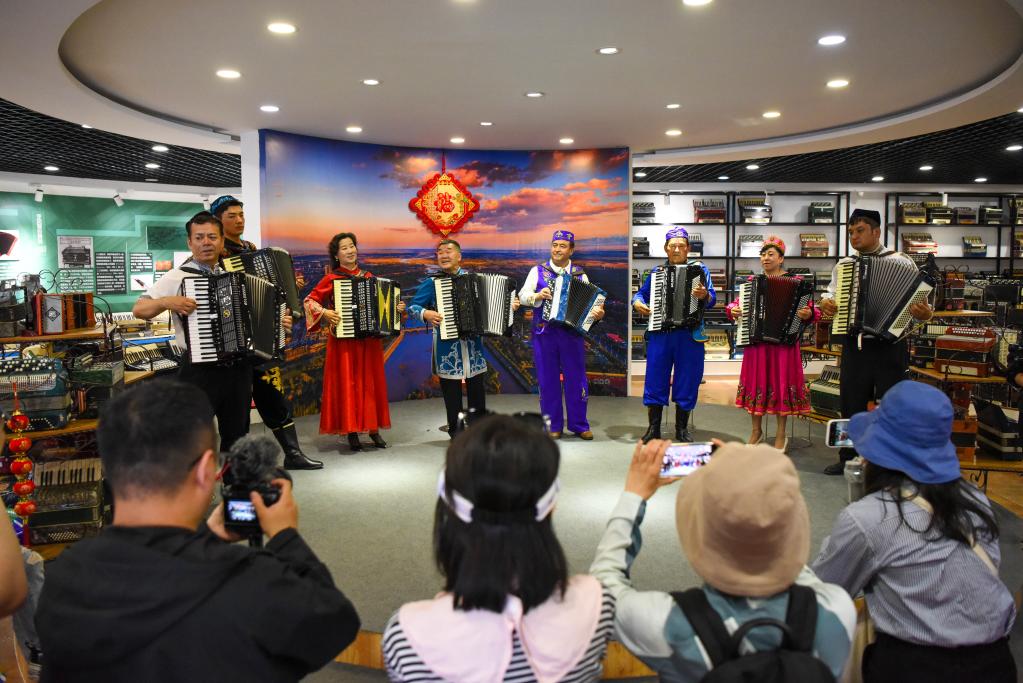 追著(zhù)花兒看新疆丨新疆伊犁六星街——一條正在煥發(fā)出青春光彩的老街