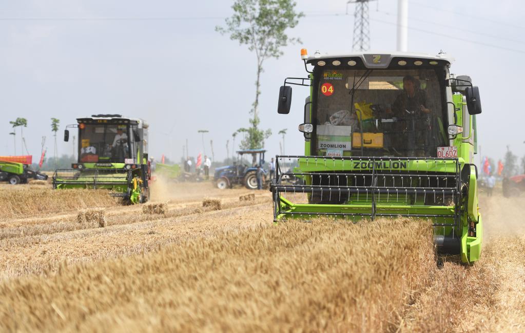 新華全媒+丨機收&ldquo;比武&rdquo;保豐收 &ldquo;中原糧倉&rdquo;迎來(lái)麥收時(shí)刻