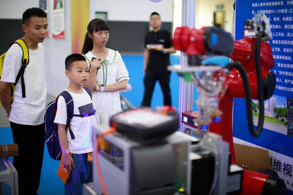 新華全媒+丨&ldquo;數博會(huì )&rdquo;上的青少年們