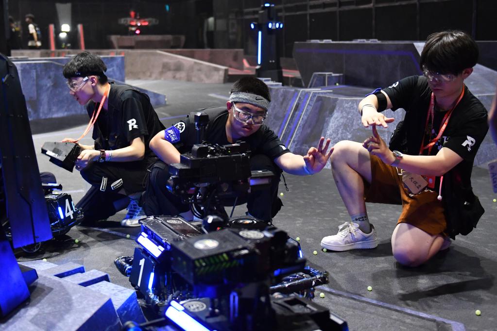 新華全媒+丨科技感滿(mǎn)滿(mǎn)！千名&ldquo;機甲大師&rdquo;&ldquo;戰長(cháng)沙&rdquo;