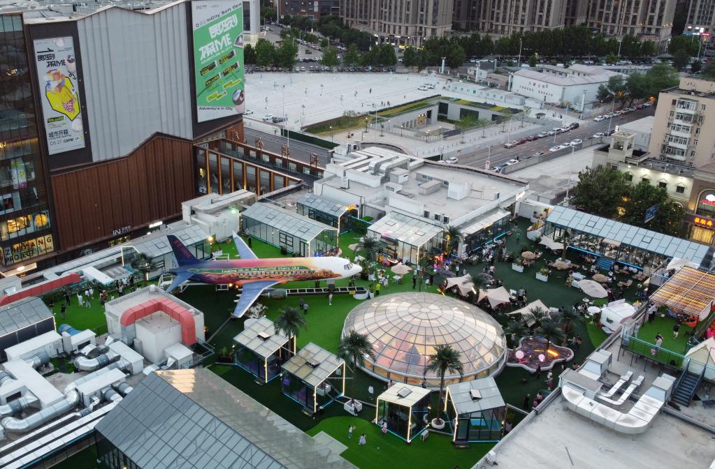 樓頂空降&ldquo;飛機&rdquo; 商圈聚集人氣