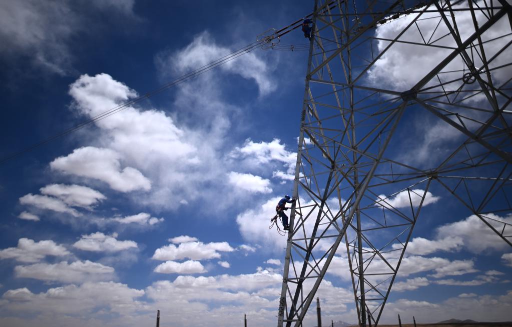 新華全媒+丨天上&ldquo;醫生&rdquo;把脈&ldquo;電力天路&rdquo;