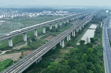 新華全媒+丨一道長(cháng)軌連杭黃：從黃山腳下到西子湖畔