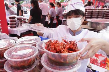 江蘇盱眙：火紅龍蝦節 萬(wàn)人龍蝦宴