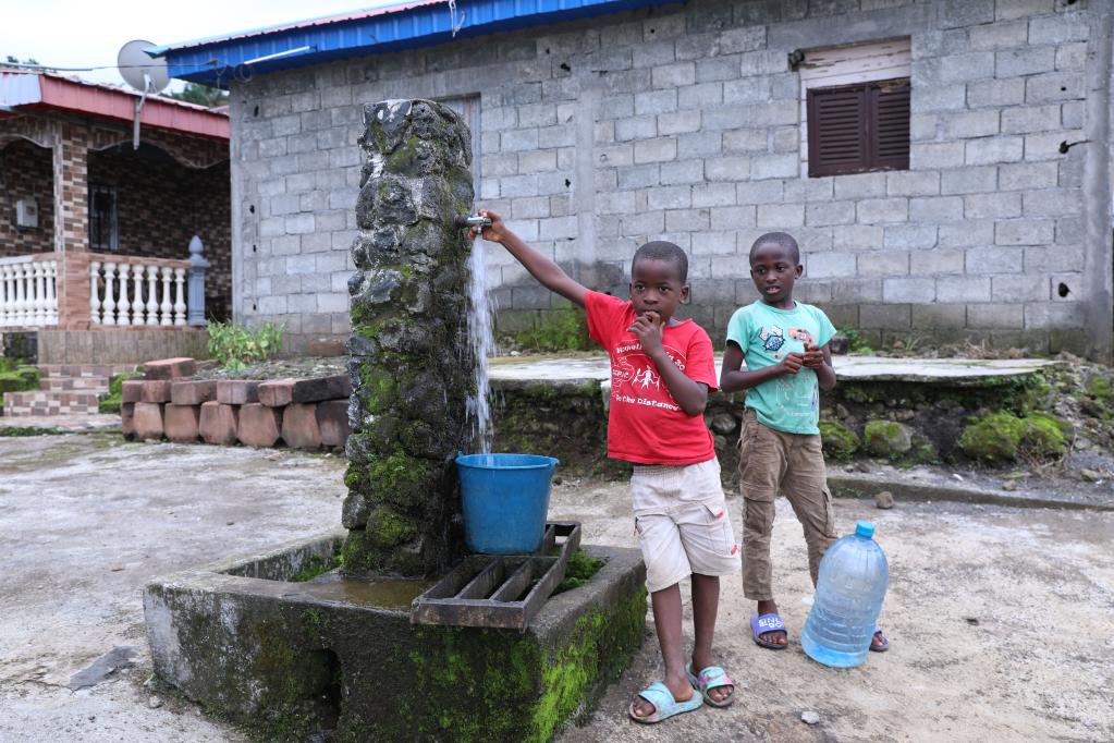 中國企業(yè)幫助赤道幾內亞村民解決用水難問(wèn)題