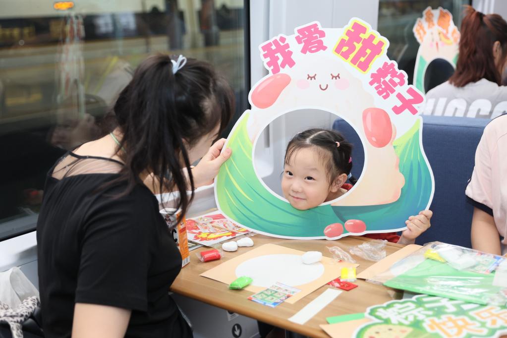 上海:端午民俗進(jìn)列車(chē)