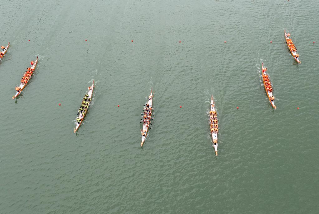 四川:龍舟競渡迎端午