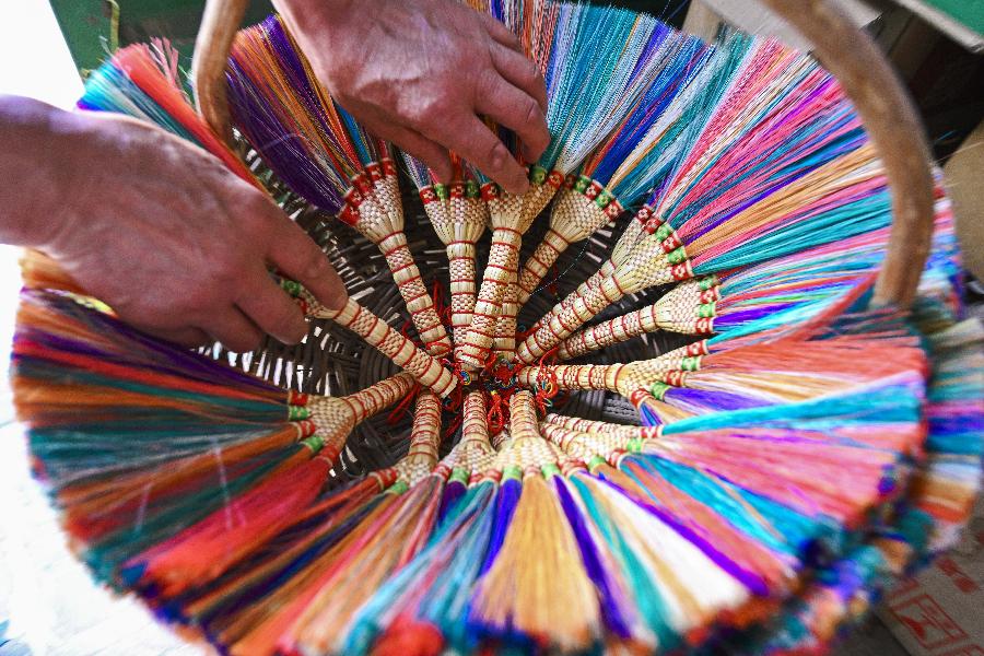 工藝笤帚&ldquo;守藝人&rdquo;：巧手編制的端午祝福