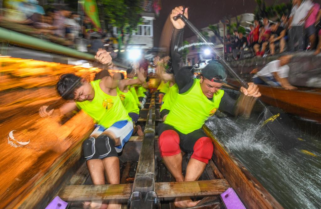 新華全媒＋丨嶺南端午龍舟三部曲之&ldquo;狂飆&rdquo;：會(huì )漂移能倒擋 這里龍船&ldquo;狂飆&rdquo;