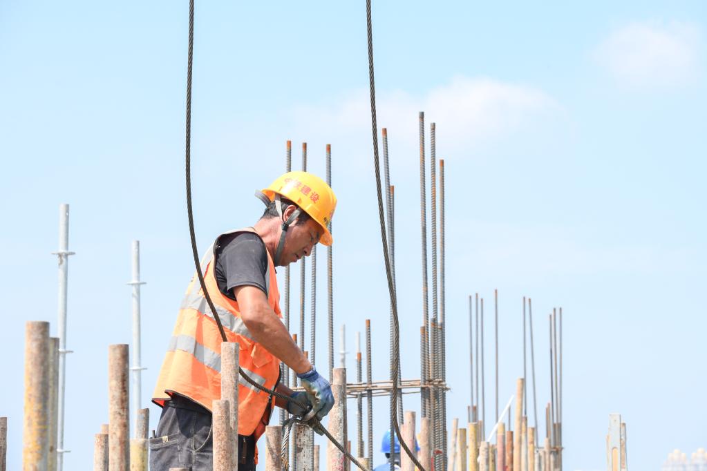 新華全媒＋｜哈伊高鐵全線(xiàn)首座站房完成主體結構封頂