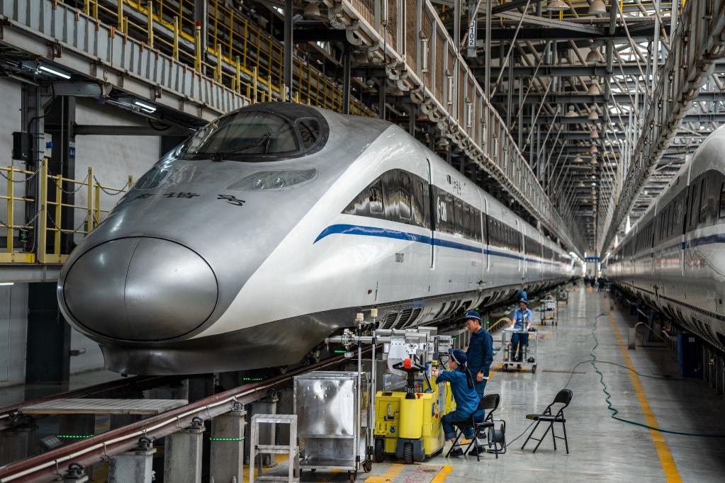 昆明：動(dòng)車(chē)&ldquo;體檢&rdquo; 保障暑運安全