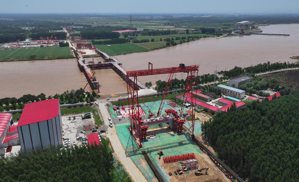 濟濱高鐵濟陽(yáng)黃河公鐵兩用特大橋開(kāi)始鋼桁梁架設