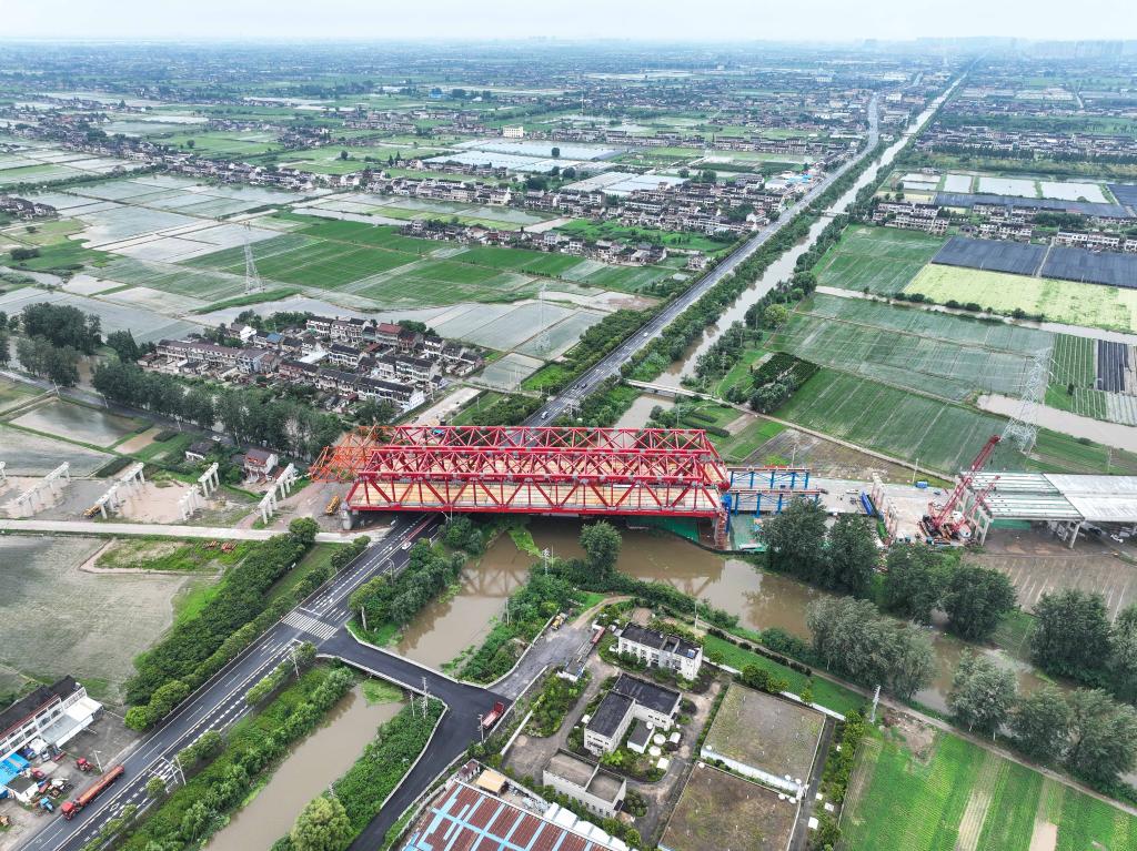 常泰長(cháng)江大橋南北公路接線(xiàn)工程跨G345特大橋鋼桁梁進(jìn)行最后一次頂推作業(yè)