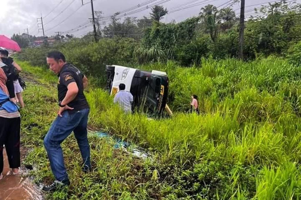 一輛載有中國游客的客車(chē)在泰國發(fā)生側翻