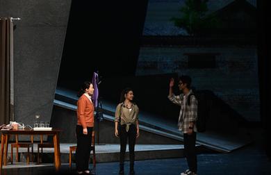 原創(chuàng  )話(huà)劇《一條大河波浪寬》在京上演