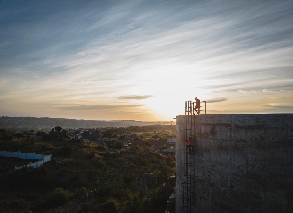 &ldquo;一帶一路&rdquo;故事繪丨坦桑尼亞姆萬(wàn)扎的引水人