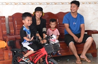 國道之行 從雪山奔向大海丨十五年了，那些住在茅草屋中的孩子們怎么樣了