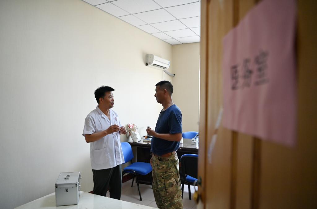 新華全媒+丨與洪水賽跑&mdash;&mdash;帶著(zhù)速效救心丸的村書(shū)記