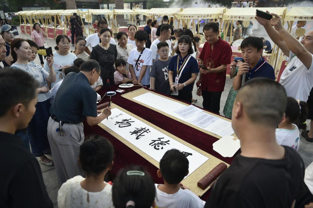 &ldquo;書(shū)畫(huà)肆集&rdquo;聚人氣 文風(fēng)雅韻樂(lè )游園