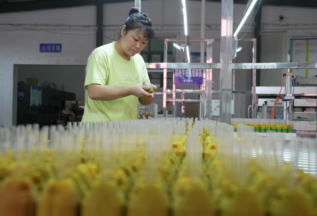 河北唐山：&ldquo;鄉村工廠(chǎng)&rdquo;拓寬村民致富路