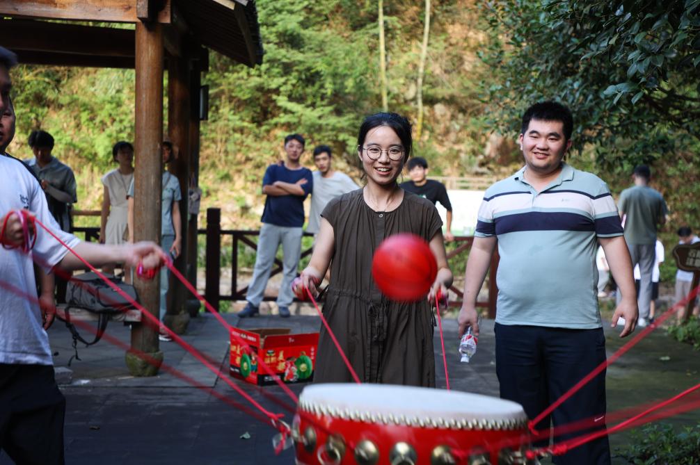 浙江諸暨：?jiǎn)紊砬嗄?ldquo;七夕&rdquo;結緣