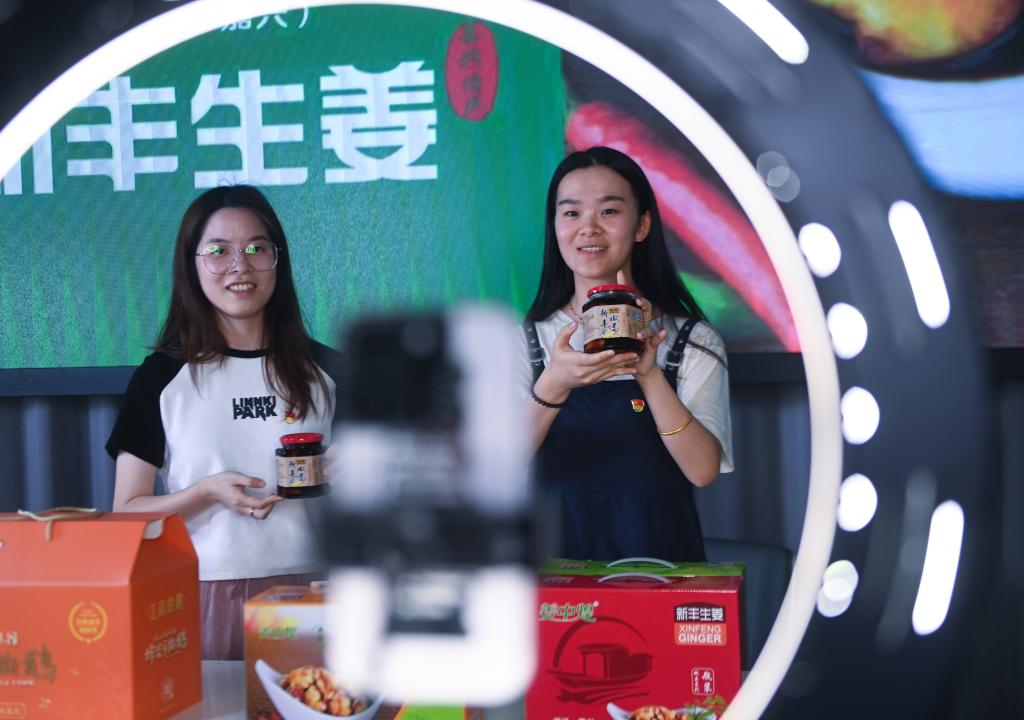 浙江嘉興：黨員公益直播助農銷(xiāo)售