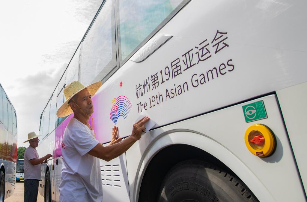 浙江金華：公交車(chē)換上&ldquo;亞運新裝&rdquo;